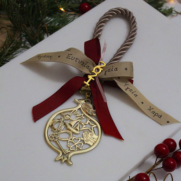 Χειροποίητο κρεμαστό γούρι ρόδι με κορδόνι Χειροποίητο κρεμαστό γούρι ρόδι με κορδόνι