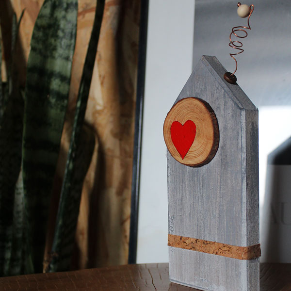 Διακοσμητικό ξύλινο σπίτι με κόκκινη καρδιά
